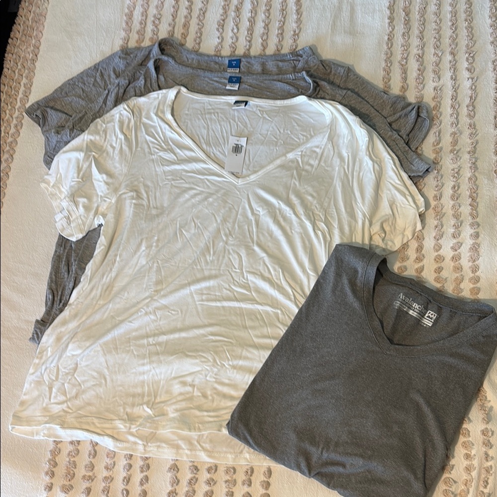 Old Navy Gray and White Short Sleeve Tees